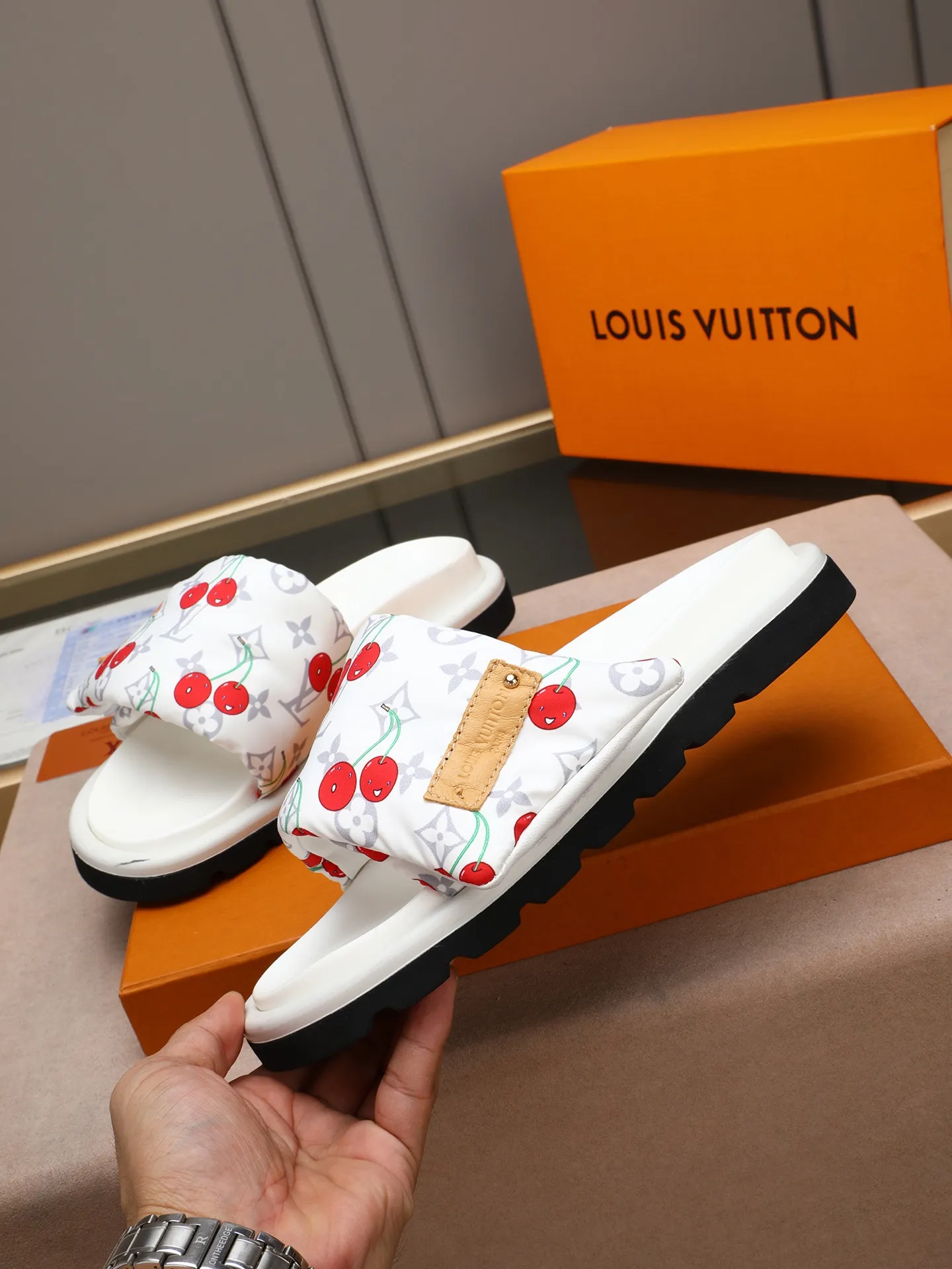 PP360 [LOUIS VUITTON] Louis Vuitton, LV printing, men's and women's slippers are on the market. The drawer box packaging comes with a cloth bag and a card. The upper pattern looks very soft and waxy, and it is a super versatile leg slimming tool. Fabric: imported denim/canvas/old fabric, LV hardware LOGO, official website pattern printing, comfortable to wear, feet: high-elastic PU water table. Sole: foam sole, heel height: about 5cm. Code number: 35-46, 35, 45, 46 are custom-made and non-returnable. Color: multiple colors and styles available.